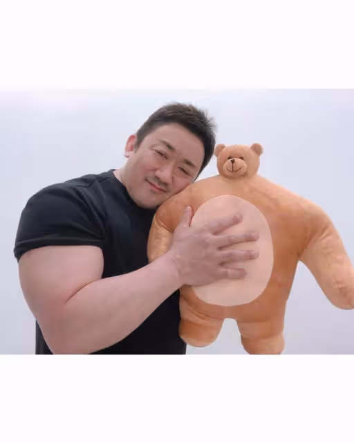 手臂比頭大的肌肉男賣萌!馬東錫《犯罪都市2》韓國票房力壓《侏羅紀世界3》