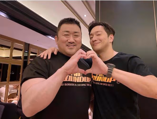 手臂比頭大的肌肉男賣萌!馬東錫《犯罪都市2》韓國票房力壓《侏羅紀世界3》