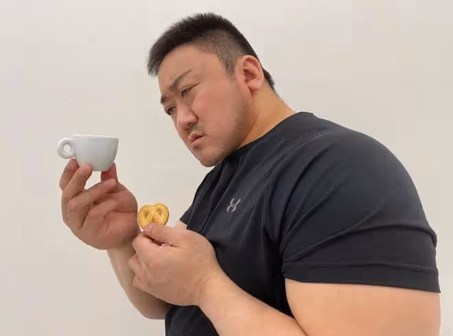 手臂比頭大的肌肉男賣萌!馬東錫《犯罪都市2》韓國票房力壓《侏羅紀世界3》