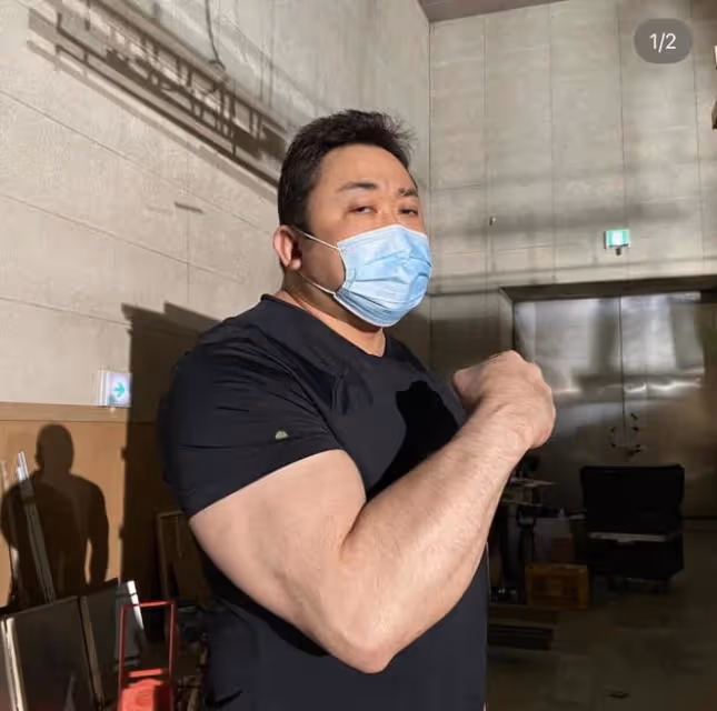 手臂比頭大的肌肉男賣萌!馬東錫《犯罪都市2》韓國票房力壓《侏羅紀世界3》