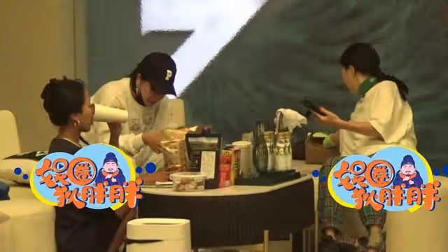 那英與吉克雋逸抽菸被拍,坐姿霸氣勝似老煙槍,網友稱其帶壞後輩