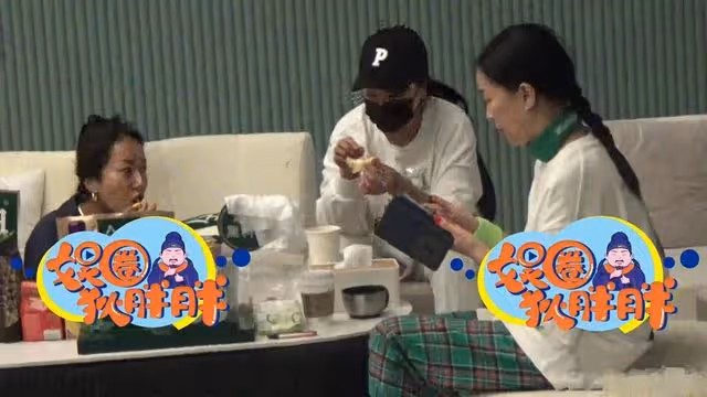 那英與吉克雋逸抽菸被拍,坐姿霸氣勝似老煙槍,網友稱其帶壞後輩