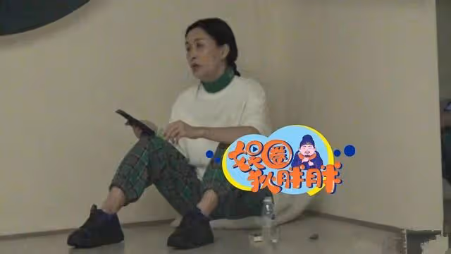 那英與吉克雋逸抽菸被拍,坐姿霸氣勝似老煙槍,網友稱其帶壞後輩
