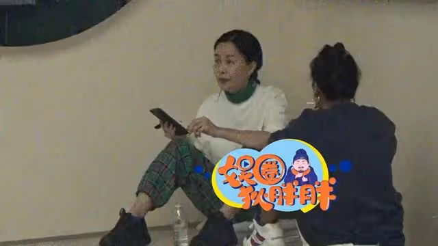 那英與吉克雋逸抽菸被拍,坐姿霸氣勝似老煙槍,網友稱其帶壞後輩