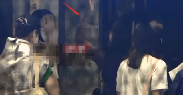 那英與吉克雋逸抽菸被拍,坐姿霸氣勝似老煙槍,網友稱其帶壞後輩