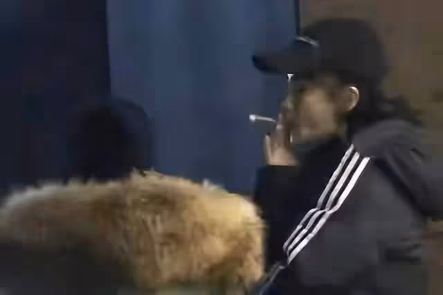 那英與吉克雋逸抽菸被拍,坐姿霸氣勝似老煙槍,網友稱其帶壞後輩