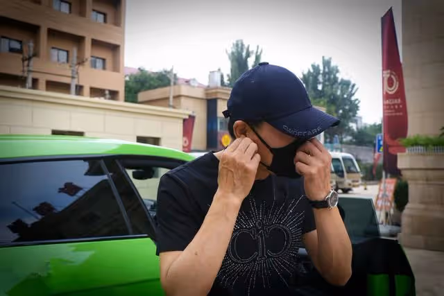 老戲骨吳剛罕露面,開200多萬豪車紅光滿面,雙手合十態度親切