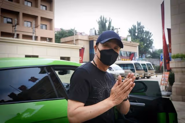 老戲骨吳剛罕露面,開200多萬豪車紅光滿面,雙手合十態度親切