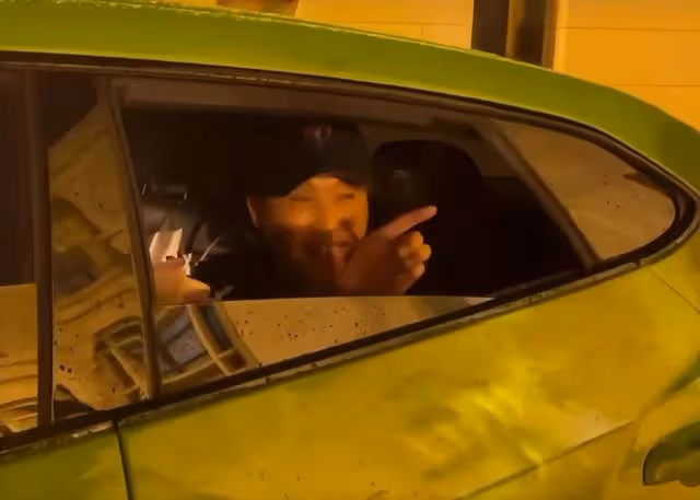 老戲骨吳剛罕露面,開200多萬豪車紅光滿面,雙手合十態度親切