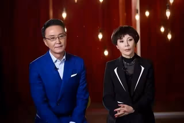 老戲骨吳剛罕露面,開200多萬豪車紅光滿面,雙手合十態度親切