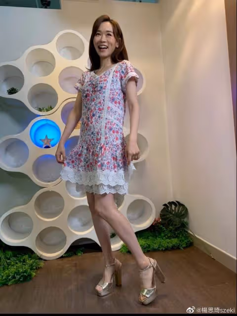 43歲港姐冠軍曬學生妹造型,被嘲裝嫩博關注,一對兒女生父成謎