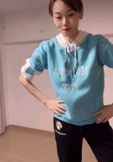 43歲港姐冠軍曬學生妹造型,被嘲裝嫩博關注,一對兒女生父成謎