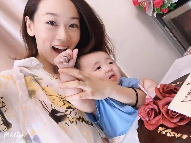 43歲港姐冠軍曬學生妹造型,被嘲裝嫩博關注,一對兒女生父成謎