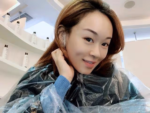 43歲港姐冠軍曬學生妹造型,被嘲裝嫩博關注,一對兒女生父成謎