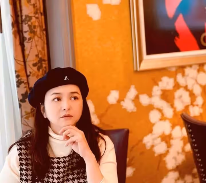 女神葉蘊儀近況曝光！穿條紋上衣配貝雷帽藝術氣息十足，豪門夢碎後一度生活拮據，49歲減肥成功追求者多