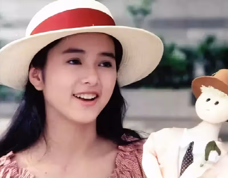 女神葉蘊儀近況曝光！穿條紋上衣配貝雷帽藝術氣息十足，豪門夢碎後一度生活拮據，49歲減肥成功追求者多