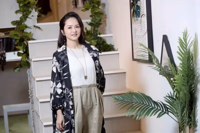 女神葉蘊儀近況曝光！穿條紋上衣配貝雷帽藝術氣息十足，豪門夢碎後一度生活拮據，49歲減肥成功追求者多