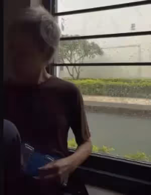 59歲「許仙」葉童近況曝光!素顏出鏡坐窗前頭髮全白,脖子青筋凸起瘦骨嶙峋,狀態引人擔心