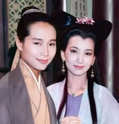 59歲「許仙」葉童近況曝光!素顏出鏡坐窗前頭髮全白,脖子青筋凸起瘦骨嶙峋,狀態引人擔心