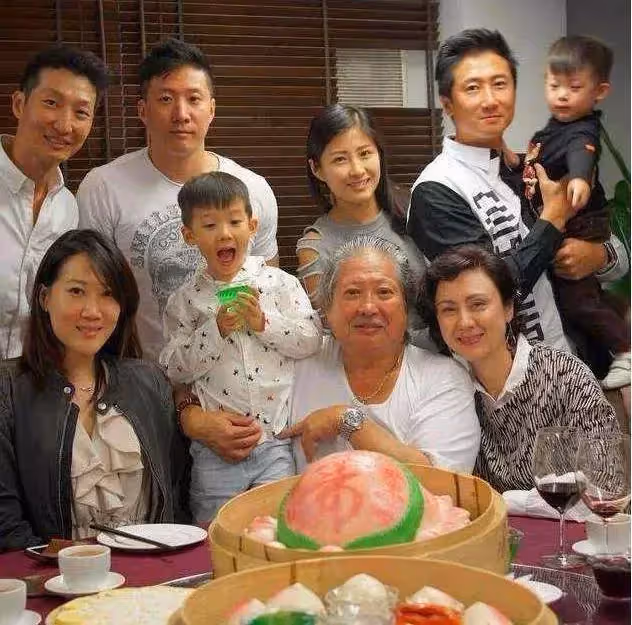 洪金寶豪宅內景曝光!一家九口同住裝修堪比宮殿,廚房比三居室還大,自帶超大泳池視野開闊,一線海景一覽無余