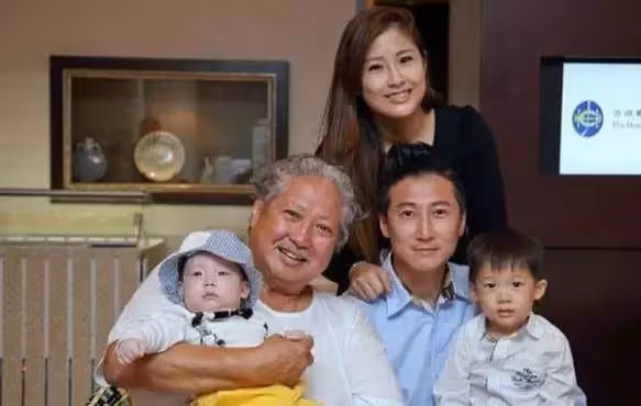洪金寶豪宅內景曝光!一家九口同住裝修堪比宮殿,廚房比三居室還大,自帶超大泳池視野開闊,一線海景一覽無余