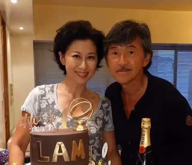 林子祥和葉倩文豪宅曝光!裝修樸素大方,多年前紀念品依舊留存,在家吃漢堡沙拉「超接地氣」!