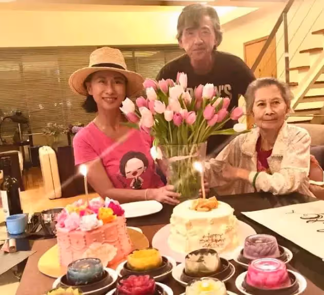 林子祥和葉倩文豪宅曝光!裝修樸素大方,多年前紀念品依舊留存,在家吃漢堡沙拉「超接地氣」!