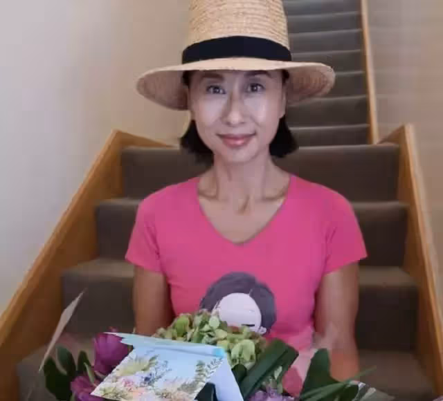 林子祥和葉倩文豪宅曝光!裝修樸素大方,多年前紀念品依舊留存,在家吃漢堡沙拉「超接地氣」!