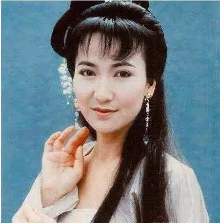 收養孤兒的明星不在少數,唯獨她不得善報,閨女嫁了自己丈夫