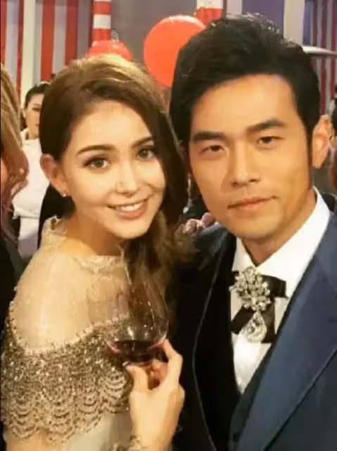 昆凌三胎產後首次外出曬照!身材纖瘦體態如少女,齊肩馬尾配白皙皮膚超吸睛,坐資優雅仙氣滿滿:周董眼光真好