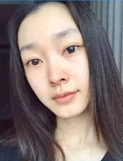 女星素顏照曝光!關曉彤黑眼圈,宋軼皮膚白皙,劉亦菲和柳巖變化大