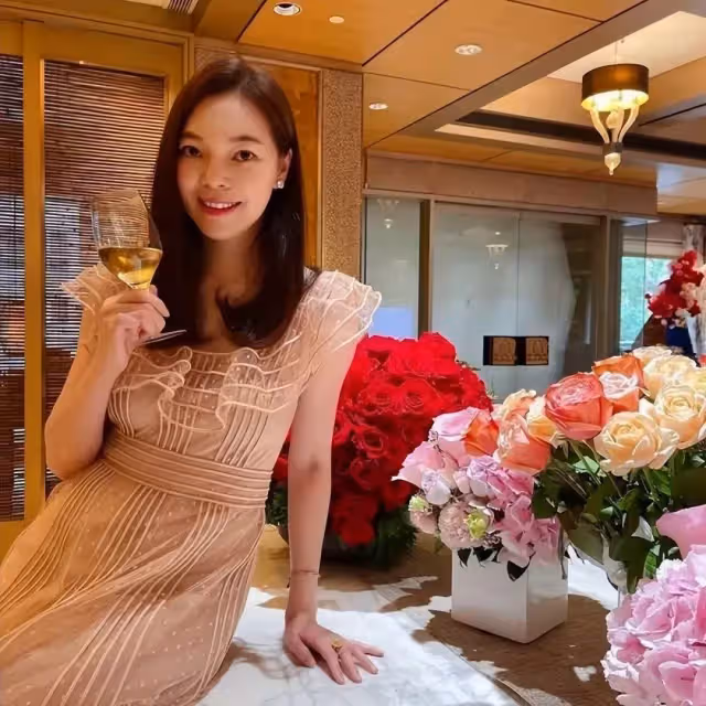 郭臺銘妻子曾馨瑩真貴氣!一襲裸色紗裙配披肩長髮,身材緊致皮膚白到毫無瑕疵,生過3胎氣色遠勝同齡人