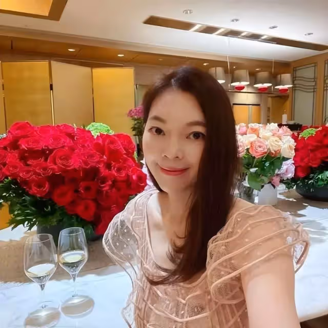郭臺銘妻子曾馨瑩真貴氣!一襲裸色紗裙配披肩長髮,身材緊致皮膚白到毫無瑕疵,生過3胎氣色遠勝同齡人