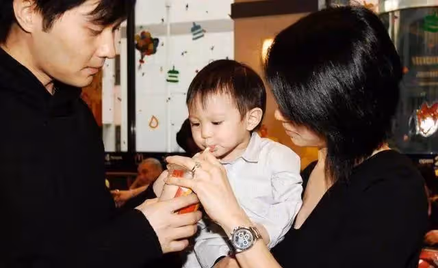 袁詠儀罕曬兒子童年照！魔童對著鏡頭做wink，肉肉臉靈氣逼人，從小就繼承爸媽大眼基因，15歲身高超過媽媽