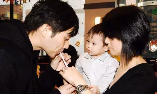袁詠儀罕曬兒子童年照!魔童對著鏡頭做wink,肉肉臉靈氣逼人,從小就繼承爸媽大眼基因,15歲身高超過媽媽
