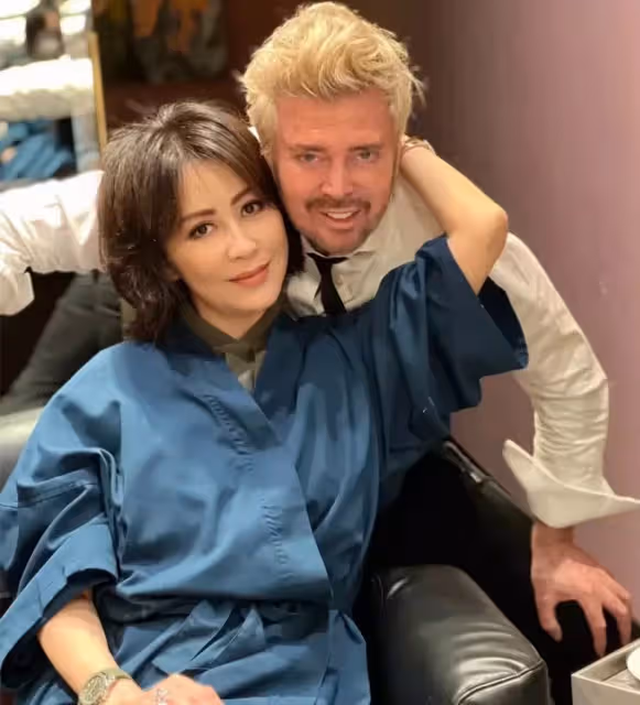 劉嘉玲近況曝光!低調離開上海,回港後現身髪廊,伸手摟著男友人十分親密,理一次髪收費超6千太奢侈,網友:難以想像