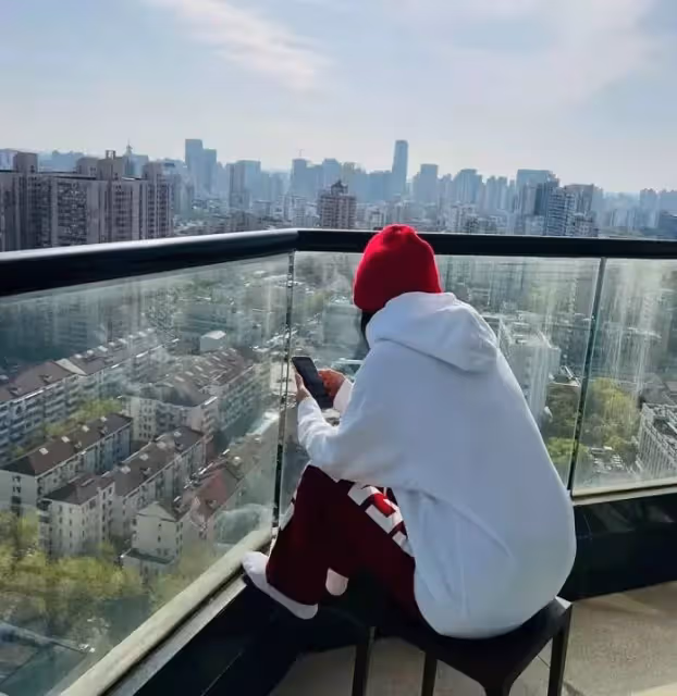 劉嘉玲近況曝光!低調離開上海,回港後現身髪廊,伸手摟著男友人十分親密,理一次髪收費超6千太奢侈,網友:難以想像