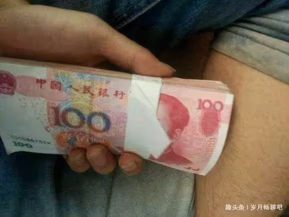 岳父出差 老婆叫我喊岳母吃飯 我推開岳母臥室門尷尬轉身離開
