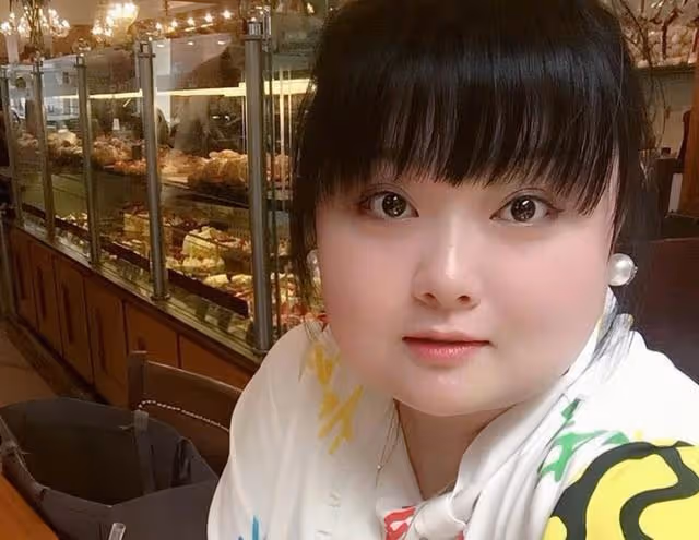 又走一個!TVB知名女星約滿離巢,在內地做吃播,體重已迫近280斤