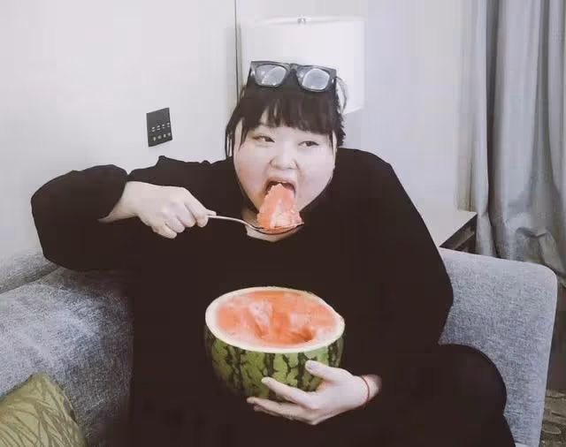 又走一個!TVB知名女星約滿離巢,在內地做吃播,體重已迫近280斤