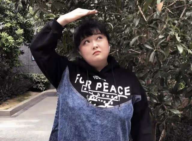 又走一個!TVB知名女星約滿離巢,在內地做吃播,體重已迫近280斤