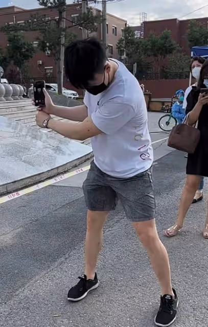 英達兒子街上排隊做核酸,練習打球姿勢怪異,引發旁人圍觀惹爭議