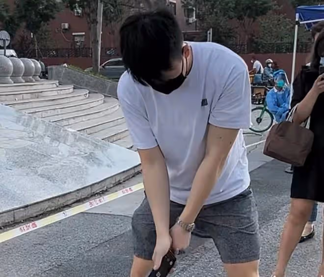 英達兒子街上排隊做核酸,練習打球姿勢怪異,引發旁人圍觀惹爭議
