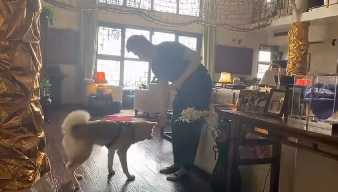 英達兒子街上排隊做核酸,練習打球姿勢怪異,引發旁人圍觀惹爭議
