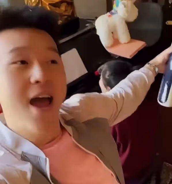 英達兒子街上排隊做核酸,練習打球姿勢怪異,引發旁人圍觀惹爭議