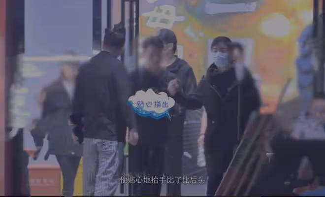 印小天與何中華聚會,穿百元外套喝得爛醉如泥,腳步踉蹌被人攙扶