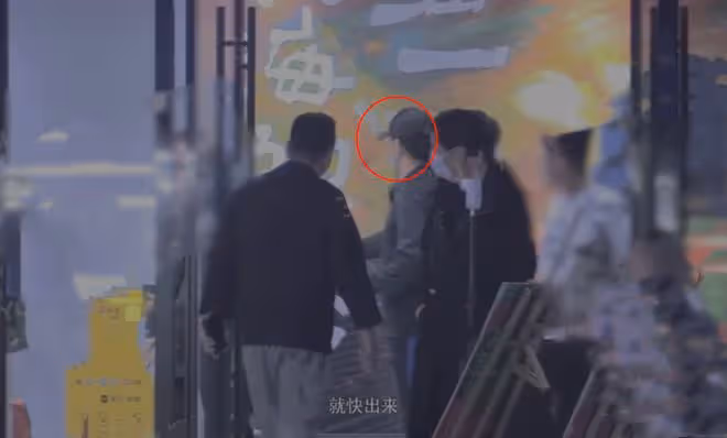印小天與何中華聚會,穿百元外套喝得爛醉如泥,腳步踉蹌被人攙扶