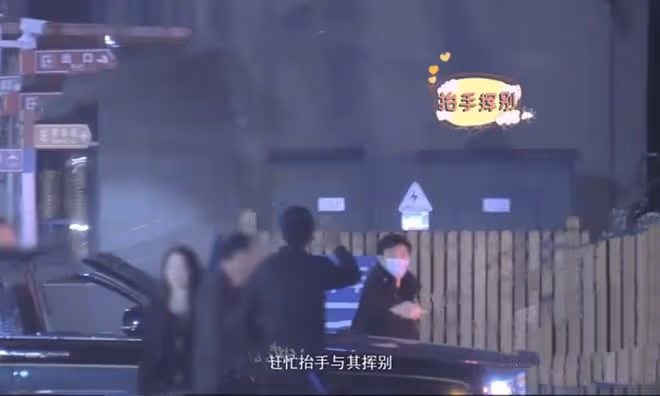 印小天與何中華聚會,穿百元外套喝得爛醉如泥,腳步踉蹌被人攙扶