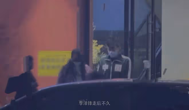 印小天與何中華聚會,穿百元外套喝得爛醉如泥,腳步踉蹌被人攙扶