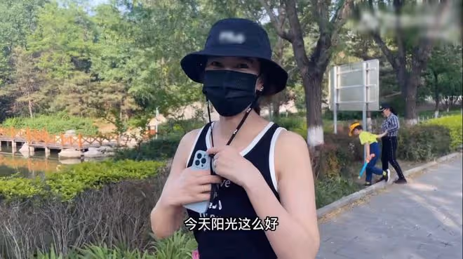高圓圓穿背心短裙爬山,美腿又細又長太吸睛,素顏甜笑白得發光